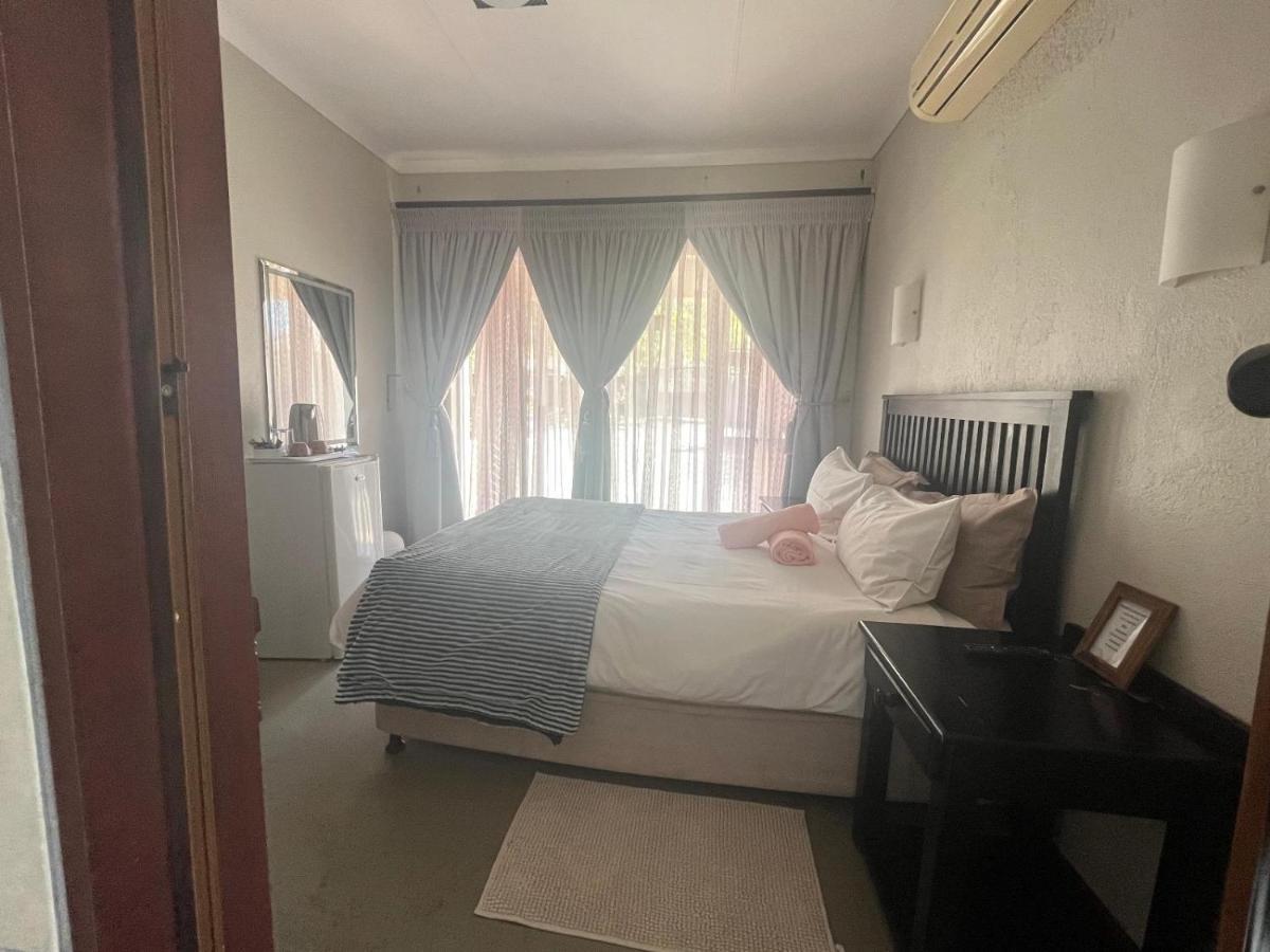 Toro Guest House 勒斯滕堡 外观 照片