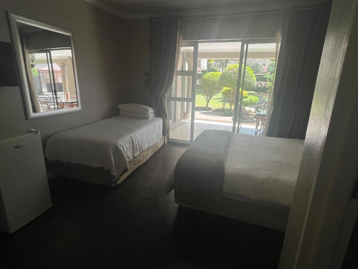Toro Guest House 勒斯滕堡 外观 照片